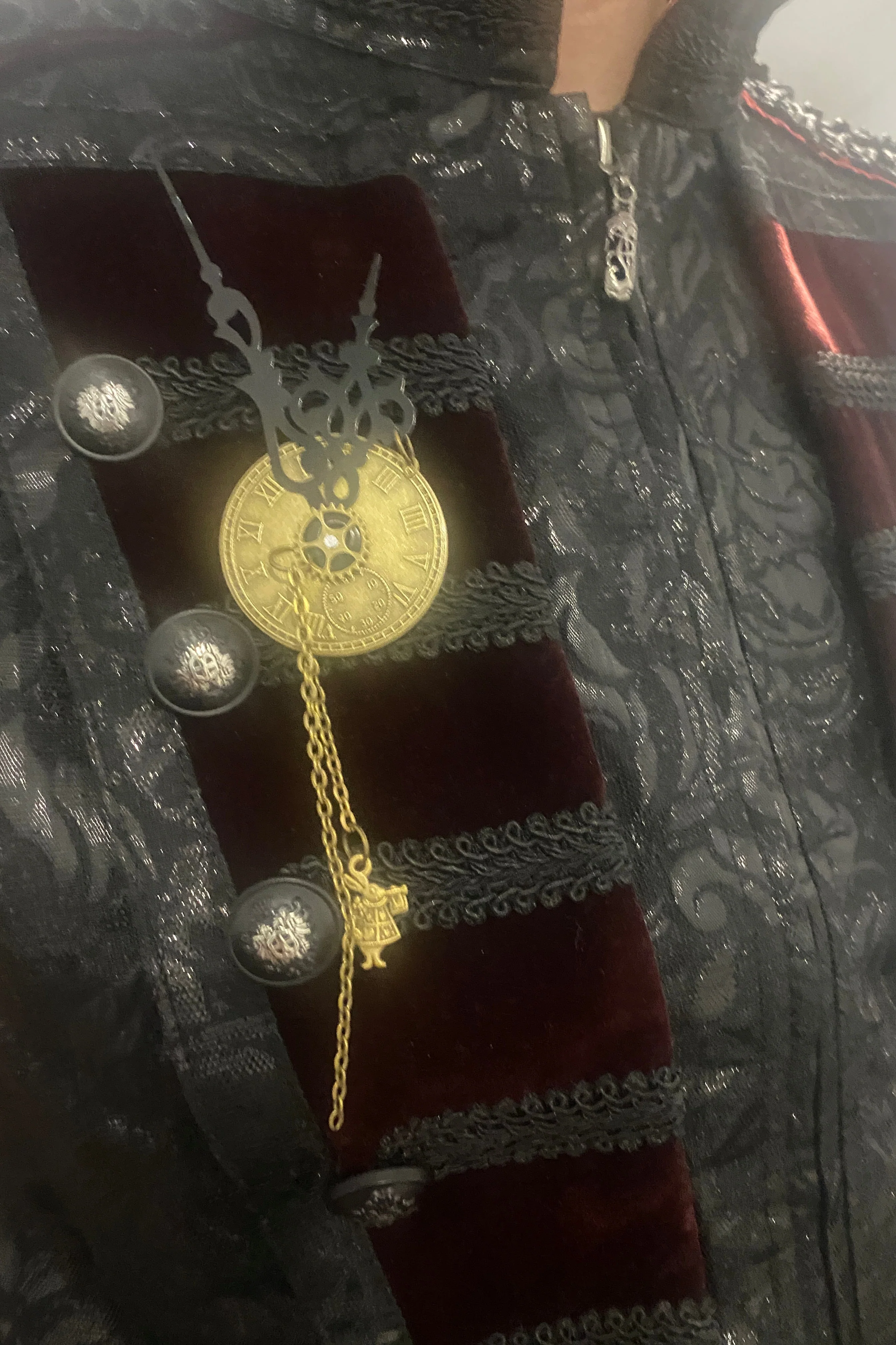 Alice in Wonderland Steampunk Clock Brooch - Image 3
