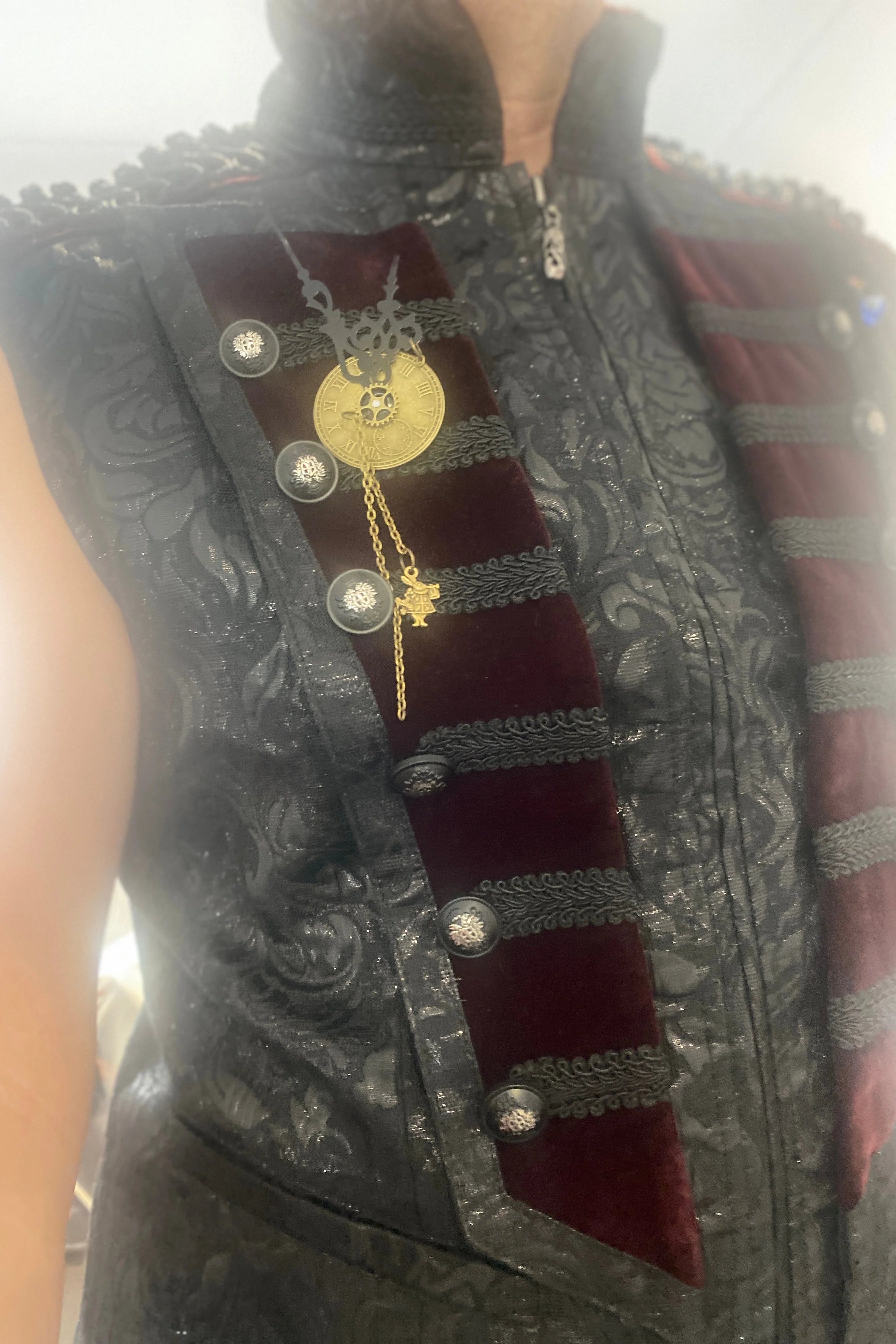 Alice in Wonderland Steampunk Clock Brooch - Image 4