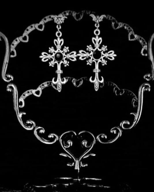 Cross of Shadows Jewellery Set - Image 3