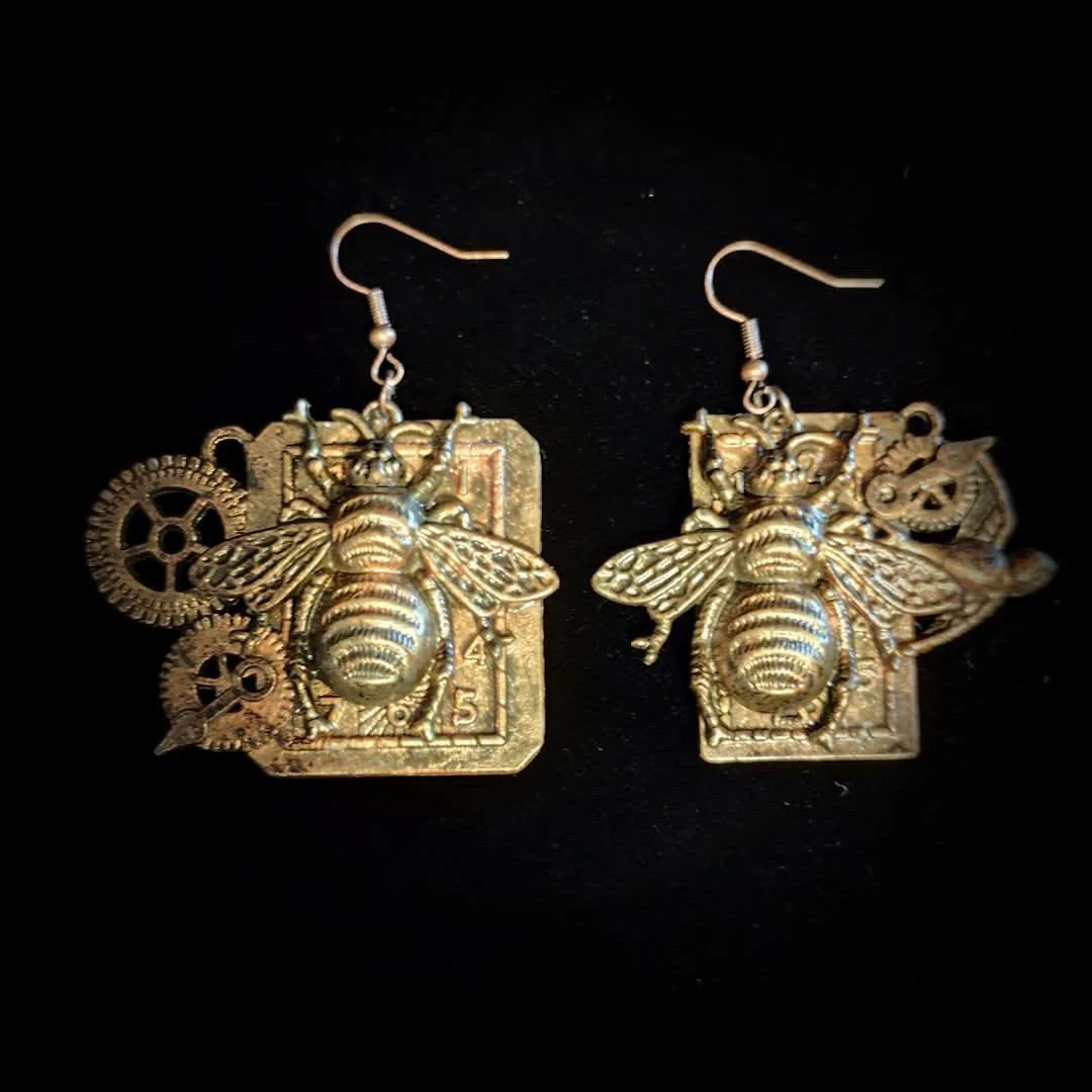 The Golden Hive Relic - Steampunk Necklace & Earring Set - Image 2